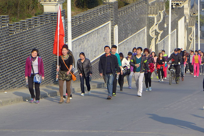 2015年3月8日寶業(yè)集團開展“香溪洞-吉河徒步踏青活動”慶祝三八節(jié)！